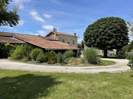 belle maison charentaise dans un joli village