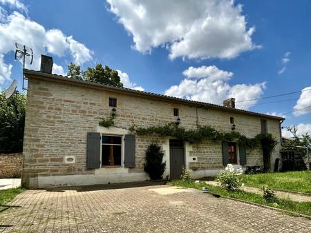 propriété de village de caractère  rénovée avec goût  avec 3 chambres