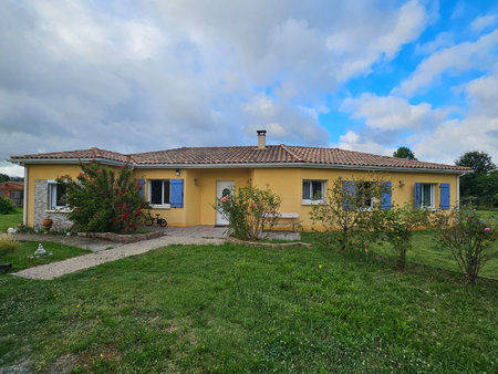 maison traditionnelle de 131 m2 avec parc arboré et piscine