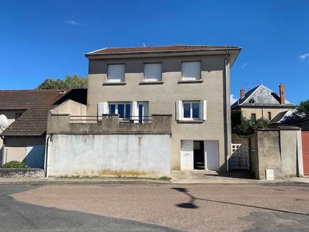 maison de 120m2 habitables env. proche commerces à pied.