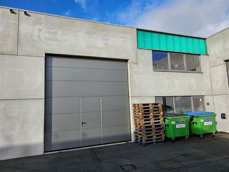 magazijn van ca 200 m² met industriële sectionaal poort