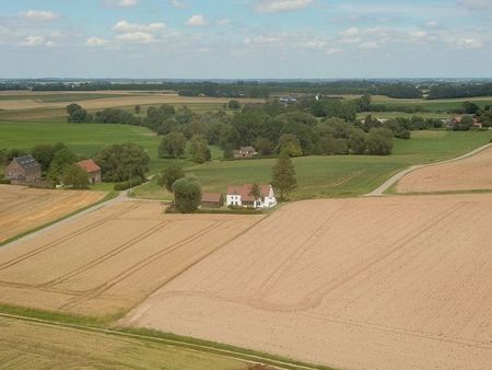 très charmante fermette sise au milieu des champs