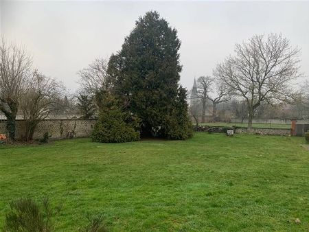 terrain emmuré avec vue sur un verger