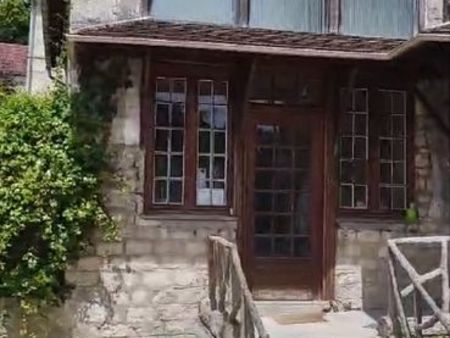 ancien atelier à 2 pas du château et du musée de l'absinthe