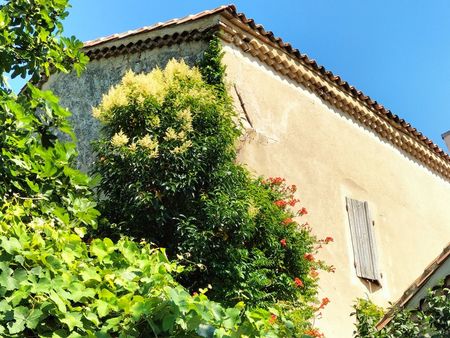 sur les anciens remparts du village