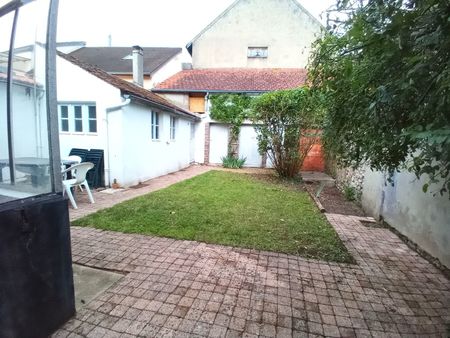 maison t4 de 110 m2 avec jardin et dépendances