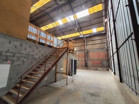 local industriel 360 m²