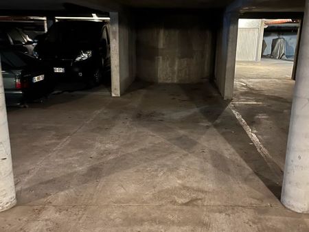 grand parking sous-sol sécurisé 15m2