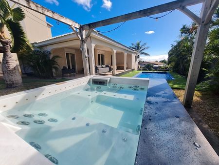 villa f5 piscine + jacuzzi 900m2 terrain