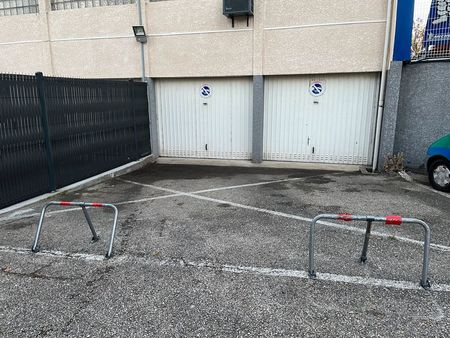 local dépôt bureaux commerces de 40m2 3 places de parking devant de 15m2 avec sabot meuble