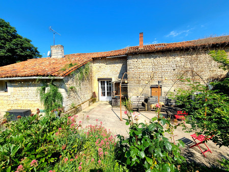 maison d'habitation en pierre de 4 chambres avec grand jardin à 2 mn de nanteuil en vallée