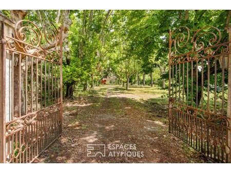 domaine avec bâtisses du 19e siècle à rénover sur terrain arboré de 2 5 hectares