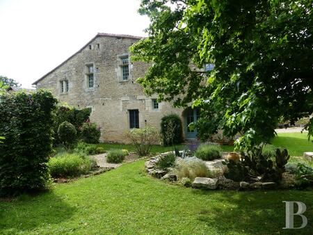 témoin fidèle du château qui l'a précédé  un logis blotti dans un hameau du seuil du...