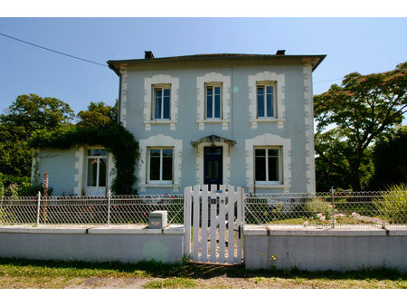 sous offre. fabuleuse maison des années 1930; intérieur rénovéavec gout et spacieux; grand