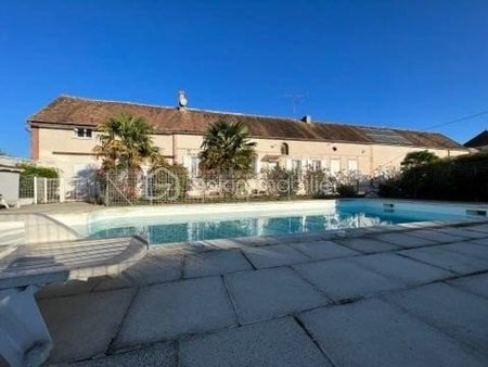 maison de 330 m² à pont-sur-yonne