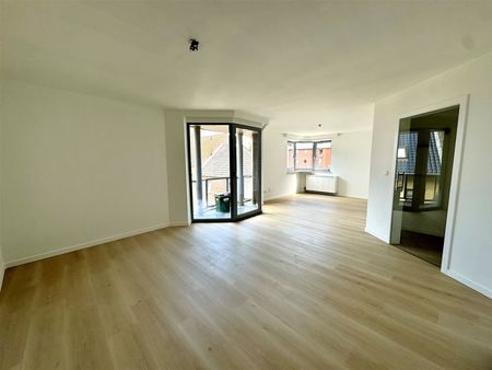 gerenoveerd 2-slaapkamer appartement met terrasje op een toplocatie nabij de markt van maa