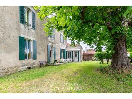 ensemble immobilier autour d'une maison bourgeoise