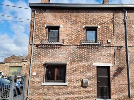 maison 3 façades avec jardin  terrasse et 2 garages !