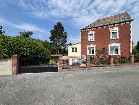 jolie maison 4 façades à hirson (france)