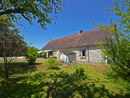 ancienne ferme de 3 chambres au sommet d'une colline avec grange  grand jardin et une vue 