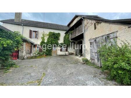 proximite oloron - ancienne ferme avec dependances et vue sur les pyrenees -