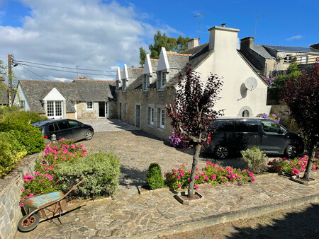 belle maison indépendante de 3 chambres avec des grandes pièces-de-vie  un garage et un jo