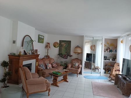 appartement à louer au centre de saint-céré avec une vue magnifique sur le château