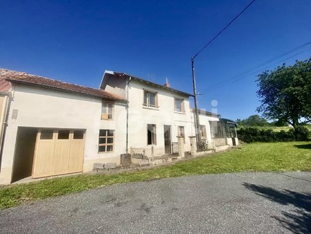 ensemble immobilier avec maison  garage et terrain.