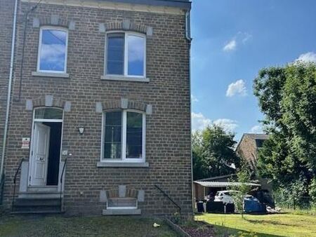 une maison d’habitation en pierres du pays avec jardin