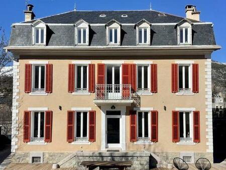 villa bourgeoise au coeur de barcelonnette avec studios