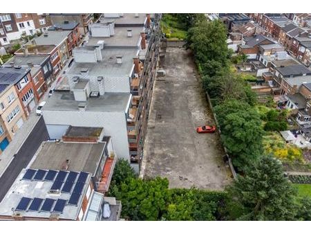 9 emplacements de parking dans cour extérieure sécurisée