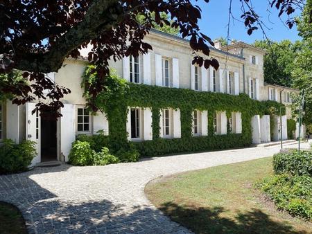 maison de caractère avec piscine et parc paysagé