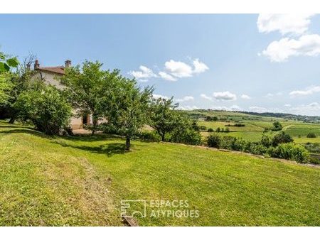 maison ancienne avec vue sur les vignes.