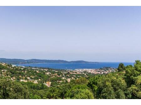 villa familiale à cavalaire  nichée à flanc de coteau offrant une vue mer à couper le...