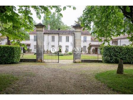 splendide demeure et son domaine de 12 hectares. proche des commerces. secteur sud-est de.