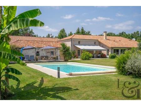 au bord du lot  propriété maison principale avec 2 gîtes et 2 chambres d'hôtes + piscine..