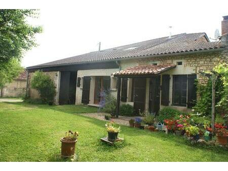 belle maison en pierre avec dependances sur terrain de 1365m