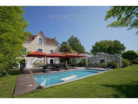 belle demeure de ville  jardin et piscine