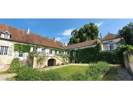 une grande maison de famille à la campagne