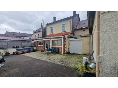 immeuble de rapport comprenant un local commercial et 2 maisons. prix de vente: 355 300 eu