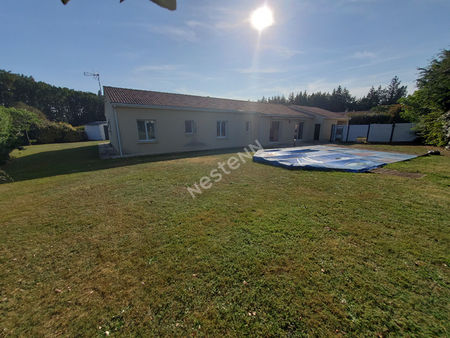 maison de plain-pied à chambroutet  de 168m² avec 5 chambres et avec piscine à 10 mn de br