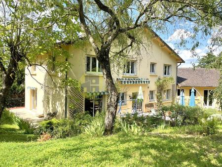 grande propriété en ville au cur d'un parc arboré