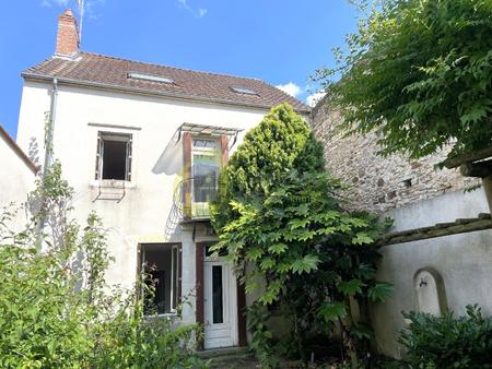 maison en centre-ville dans une rue calme