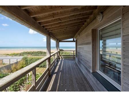 face à la mer  une maison contemporaine sur pilotis