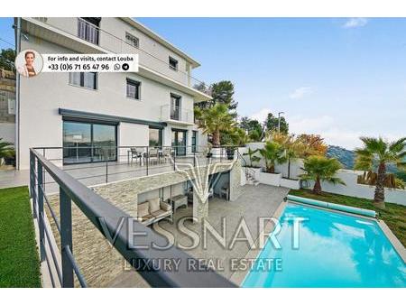 maison contemporaine avec la piscine et belle vue mer et colline