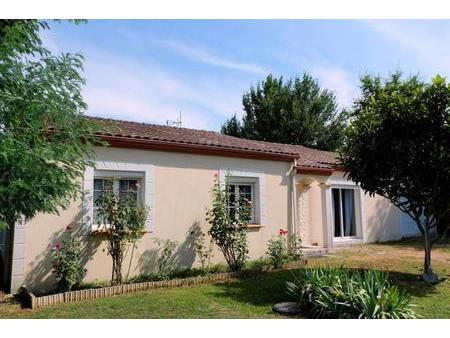 belle maison moderne de plain-pied avec trois chambres