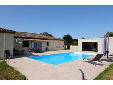 maison moderne de plain-pied avec 3/4 chambres et piscine