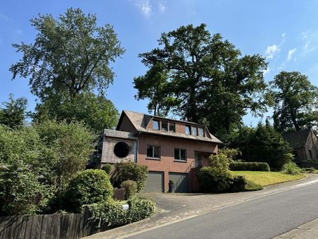 maison 3 ch avec annexe  caves  garages et superbe jardin !