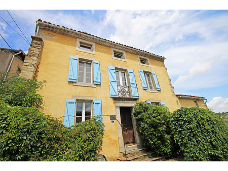 belle maison en pierre avec piscine dans un village tranquille avec des vues superbes proc