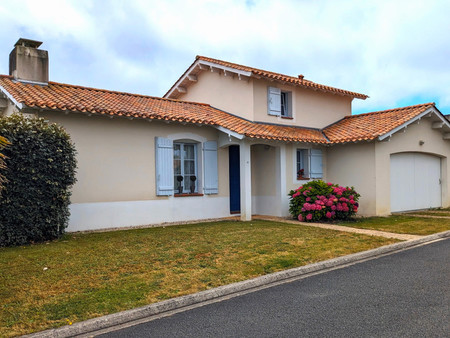 sous offre belle villa de 3 chambres  piscine chauffée privée  dans une résidence sécurisé